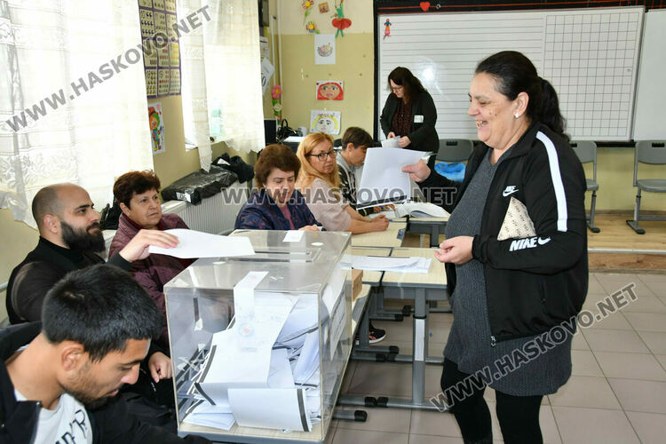 Хартията остава &bdquo;царица&ldquo; в секциите в НУ &bdquo;Г. С. Раковски&ldquo;, а камерите&nbsp;&ndash; нежелани гости