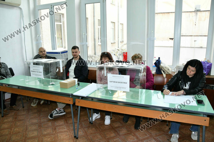 Проблеми с над 10 машини и неявили се членове на комисии белязаха старта на вота в Хасково
