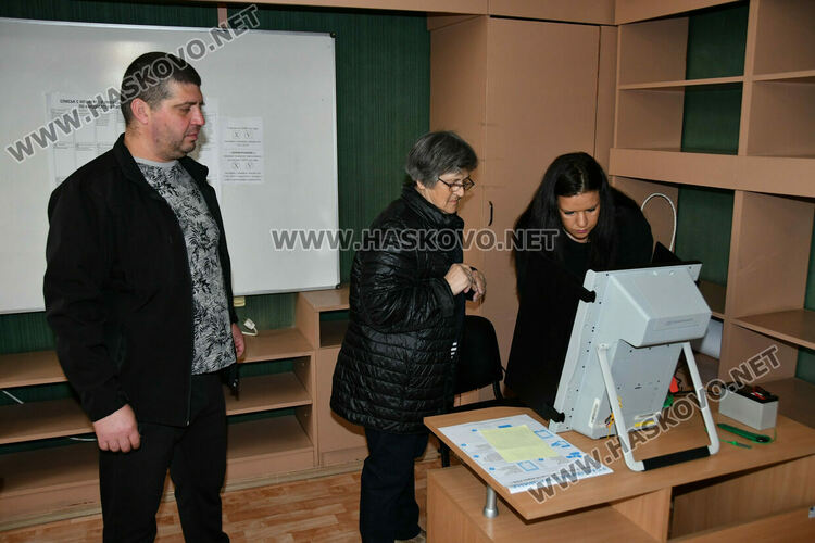 Проблеми с над 10 машини и неявили се членове на комисии белязаха старта на вота в Хасково