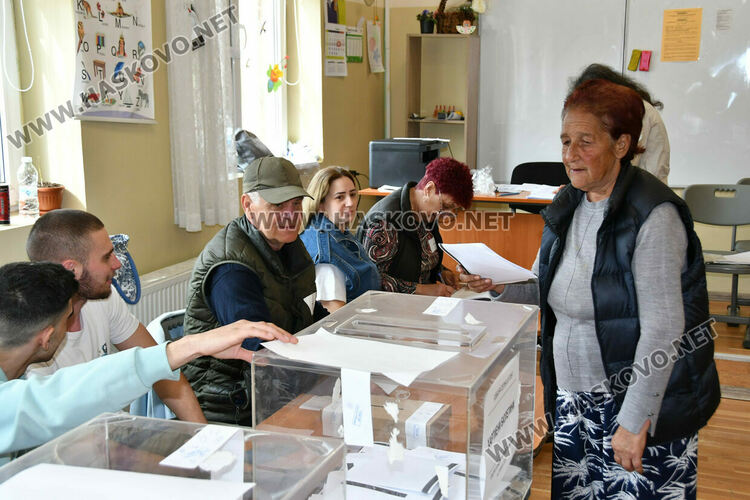 Хартията остава &bdquo;царица&ldquo; в секциите в НУ &bdquo;Г. С. Раковски&ldquo;, а камерите&nbsp;&ndash; нежелани гости