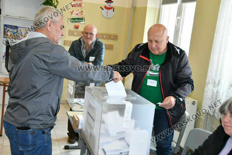 Хартията остава &bdquo;царица&ldquo; в секциите в НУ &bdquo;Г. С. Раковски&ldquo;, а камерите&nbsp;&ndash; нежелани гости