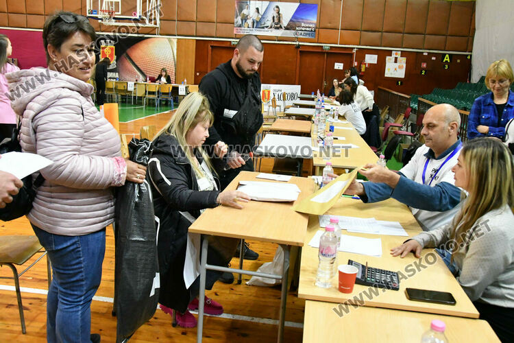 Обявиха края на изборния ден час по-късно