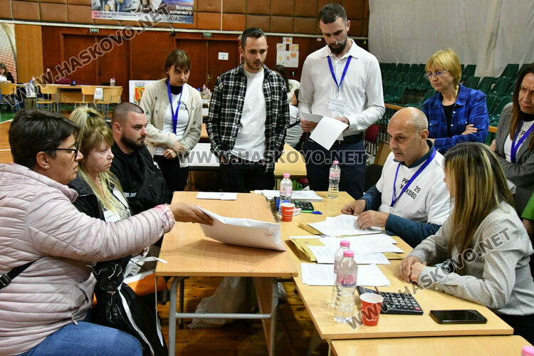 Обявиха края на изборния ден час по-късно