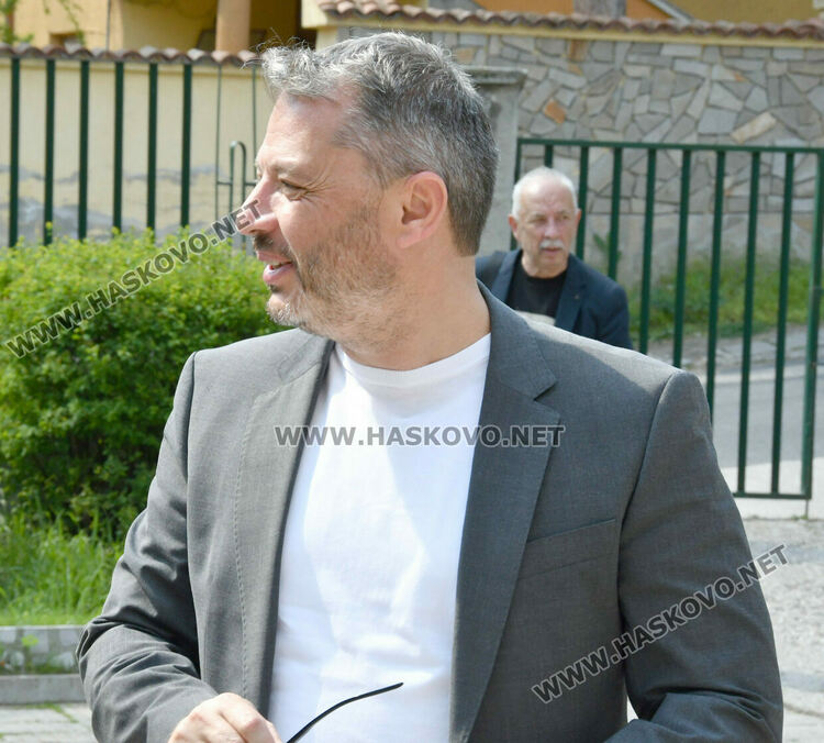 Делян Добрев гласува в Хасково: Избираме между икономическия растеж и заемите