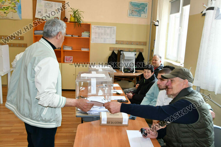 Хартията остава &bdquo;царица&ldquo; в секциите в НУ &bdquo;Г. С. Раковски&ldquo;, а камерите&nbsp;&ndash; нежелани гости