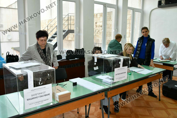 Проблеми с над 10 машини и неявили се членове на комисии белязаха старта на вота в Хасково