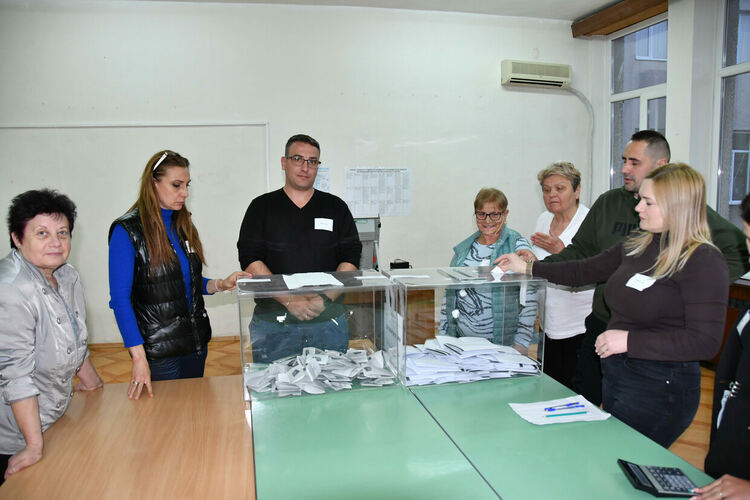 Все още не е обявен край на изборния ден в Хасковско, в Димитровград още гласуват