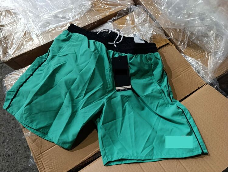 Хиляди &bdquo;маркови&ldquo; дрехи и очила задържани в камиони, автобус и лек автомобил от Турция