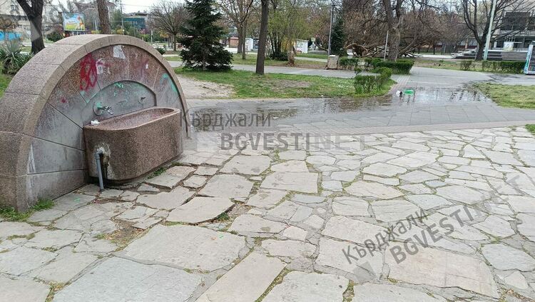 Безконтролен теч на вода от чешмата в Градската градина,очаква се реакция на Общината 