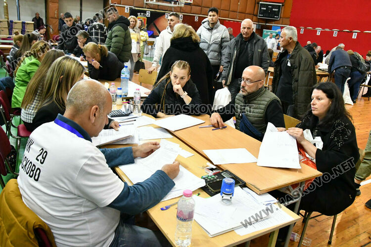 РИК Хасково отваря принудително изборни чували заради масови грешки при запечатването