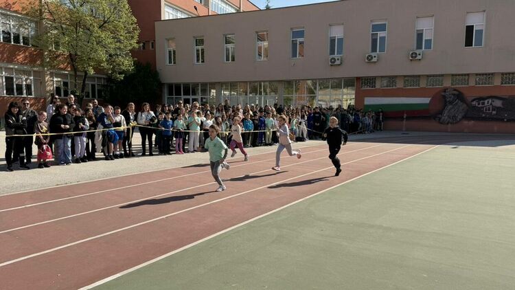 Децата от ОУ "Пенчо Славейков" се състезаваха на 100 метра бягане