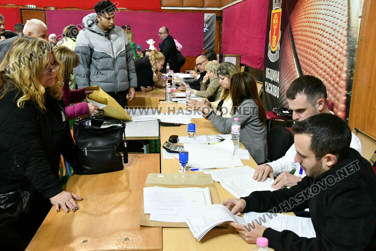 РИК Хасково отваря принудително изборни чували заради масови грешки при запечатването