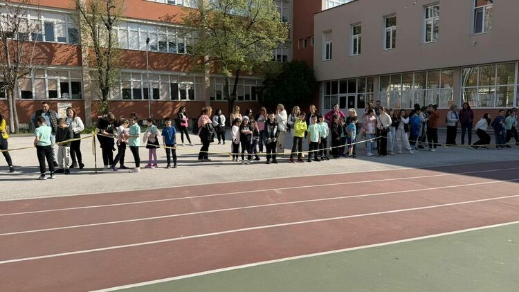 Децата от ОУ "Пенчо Славейков" се състезаваха на 100 метра бягане