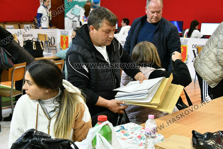 РИК Хасково отваря принудително изборни чували заради масови грешки при запечатването