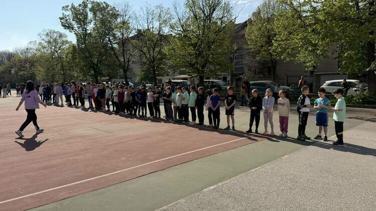 Децата от ОУ "Пенчо Славейков" се състезаваха на 100 метра бягане