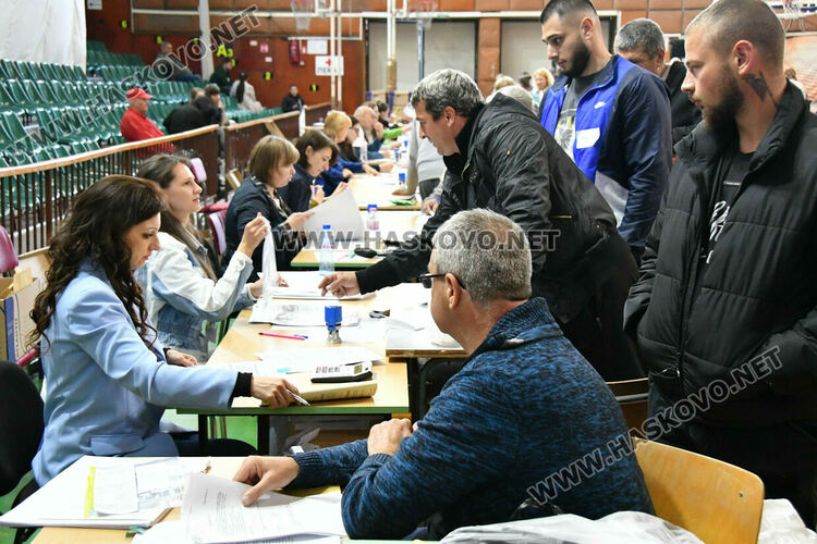 РИК Хасково отваря принудително изборни чували заради масови грешки при запечатването