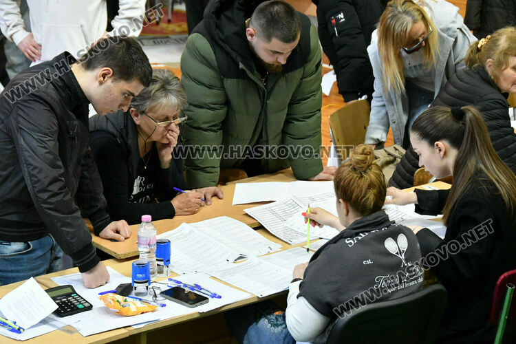 РИК Хасково отваря принудително изборни чували заради масови грешки при запечатването