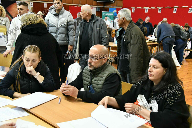 РИК Хасково отваря принудително изборни чували заради масови грешки при запечатването