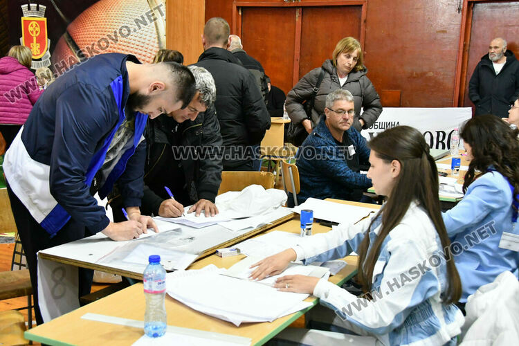 РИК Хасково отваря принудително изборни чували заради масови грешки при запечатването