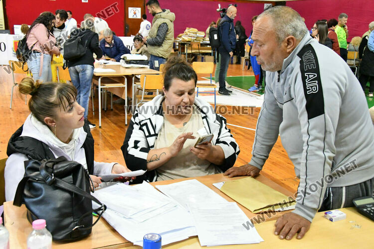 РИК Хасково отваря принудително изборни чували заради масови грешки при запечатването