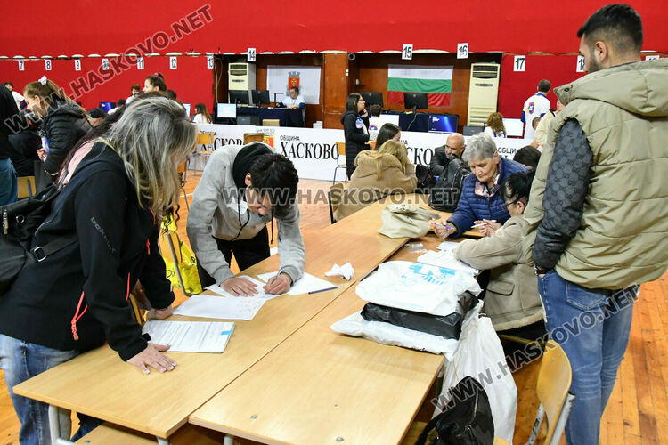 РИК Хасково отваря принудително изборни чували заради масови грешки при запечатването
