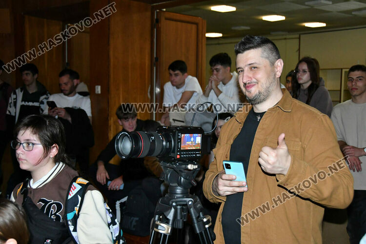 Криско и Цанов с урок по човечност и надежда пред ученици от ФСГ в Хасково