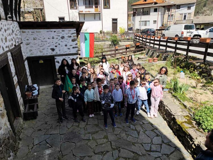 Ученици от ОУ &bdquo;Иван Вазов&ldquo; &ndash; Смолян с вдъхновяващи уроци по родолюбие по повод 150 години от Априлското въстание /Галерия/ 