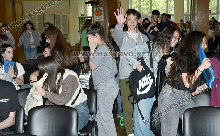 Криско и Цанов с урок по човечност и надежда пред ученици от ФСГ в Хасково