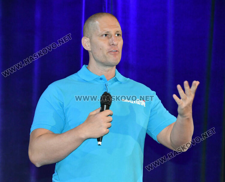 Криско и Цанов с урок по човечност и надежда пред ученици от ФСГ в Хасково