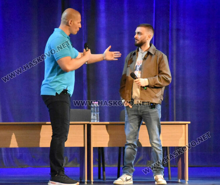 Криско и Цанов с урок по човечност и надежда пред ученици от ФСГ в Хасково
