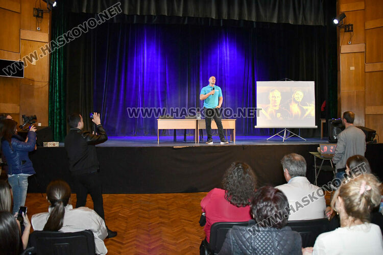 Криско и Цанов с урок по човечност и надежда пред ученици от ФСГ в Хасково