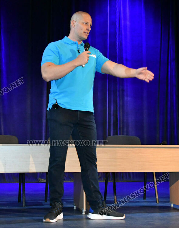 Криско и Цанов с урок по човечност и надежда пред ученици от ФСГ в Хасково