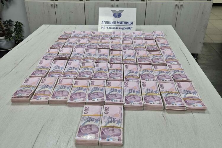 Спипаха пътник в автобус с над 1 000 000 турски лири в багажа