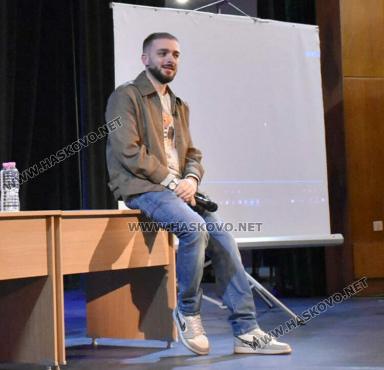 Криско и Цанов с урок по човечност и надежда пред ученици от ФСГ в Хасково