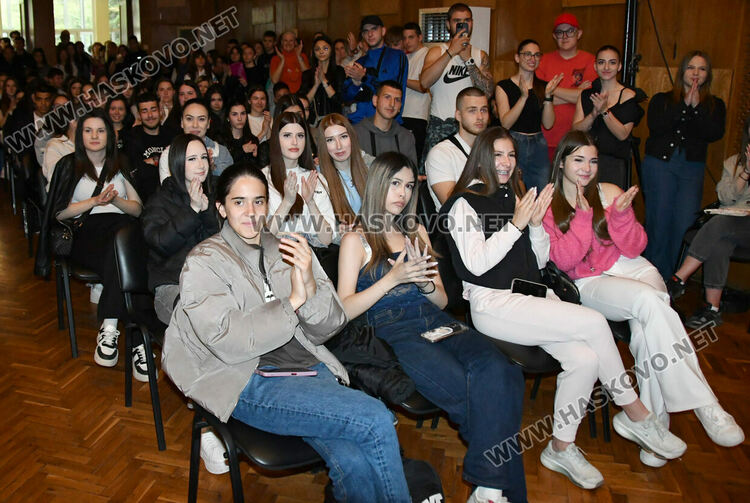 Криско и Цанов с урок по човечност и надежда пред ученици от ФСГ в Хасково