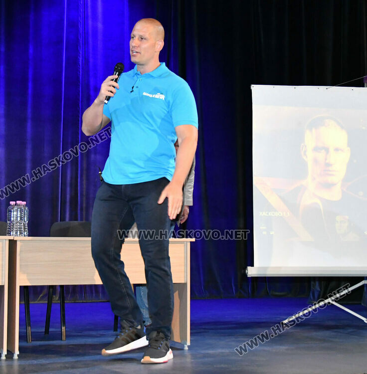 Криско и Цанов с урок по човечност и надежда пред ученици от ФСГ в Хасково