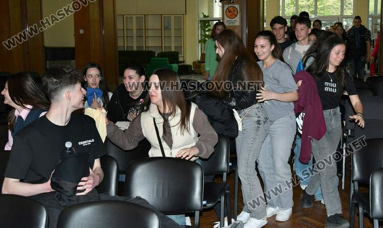 Криско и Цанов с урок по човечност и надежда пред ученици от ФСГ в Хасково