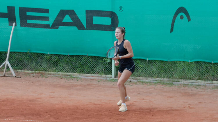 Експресни победи за водачите в схемите на международния тенис турнир в Хасково