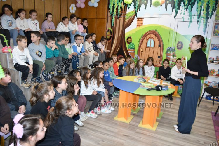 Радостина Николова представи &bdquo;Пазителите на фенера&ldquo; в Хасково