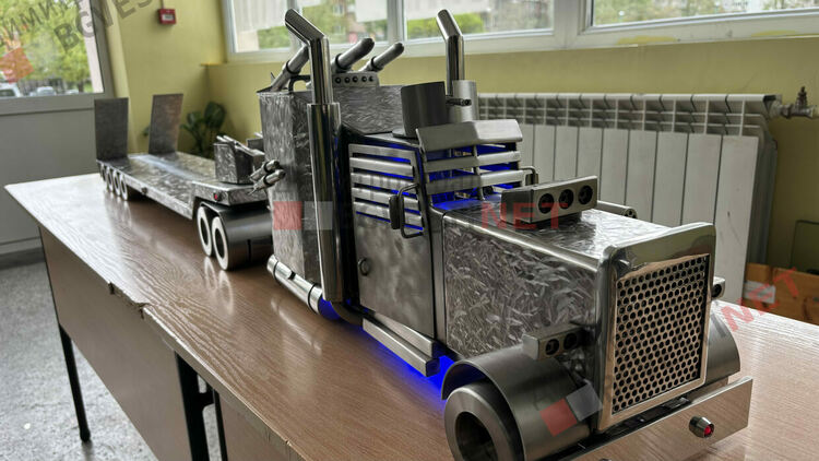 Самоук творец от Димитровград превръща метални отпадъци в изкуство и вдъхновява ученици в Деня на Земята