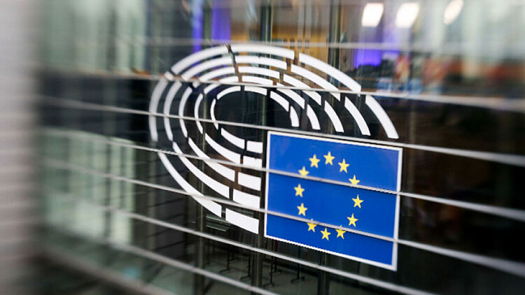 Еврокомисията предлага по-ниски данъци върху тока заради кризата с Иран