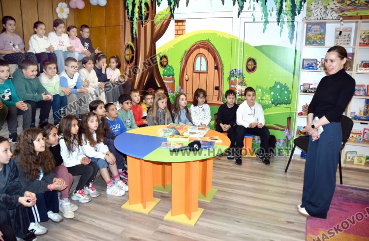 Радостина Николова представи &bdquo;Пазителите на фенера&ldquo; в Хасково