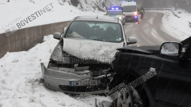 Два автомобила се удариха по пътя Стойките &ndash; прохода "Превала"