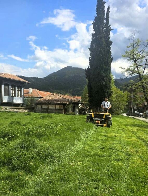 Косачка робот вече коси зелените площи в Асеновград