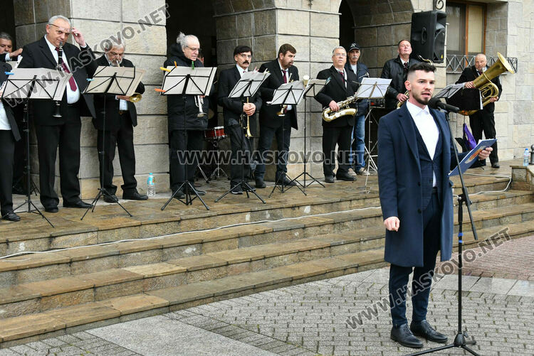 Символична щафета: Лауреатът Георги Гавраилов запали огъня на &bdquo;Южна пролет&ldquo; в Хасково