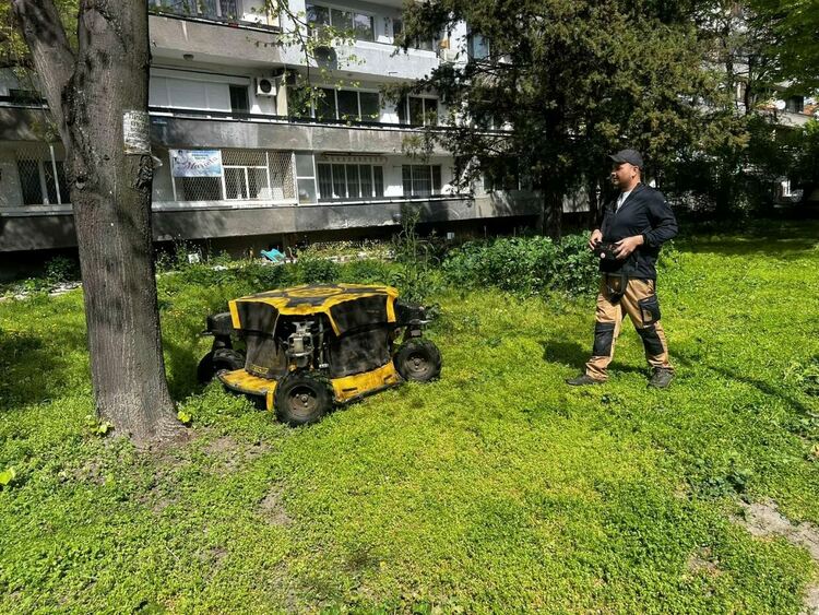 Косачка робот вече коси зелените площи в Асеновград