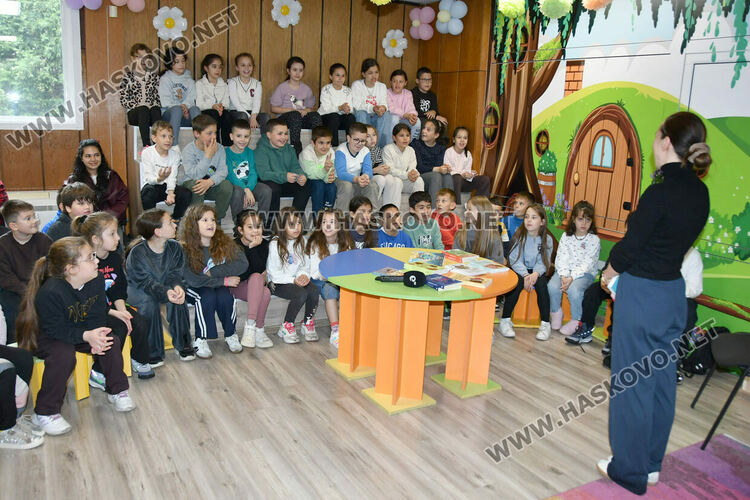 Радостина Николова представи &bdquo;Пазителите на фенера&ldquo; в Хасково