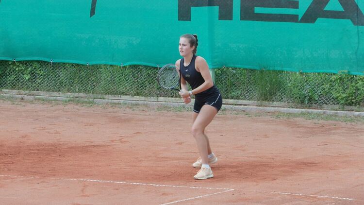 Експресни победи за водачите в схемите на международния тенис турнир в Хасково