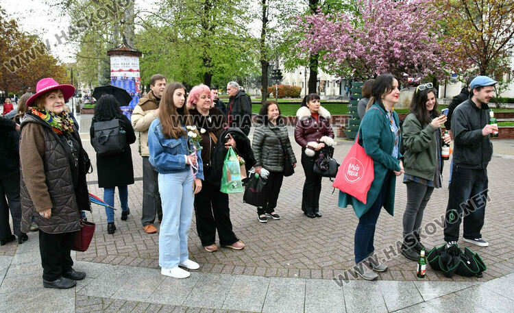 Символична щафета: Лауреатът Георги Гавраилов запали огъня на &bdquo;Южна пролет&ldquo; в Хасково