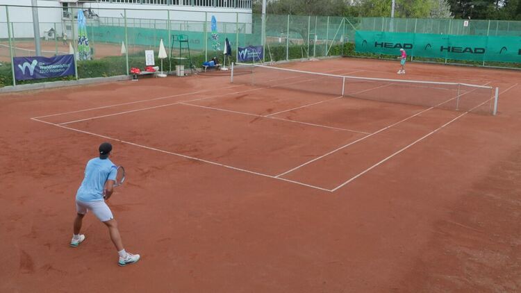 Експресни победи за водачите в схемите на международния тенис турнир в Хасково